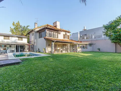 Venta Casa con 5 ambientes, Parque, Piscina 2 plantas , con dependencia y cocheras. Zona Holtërs.