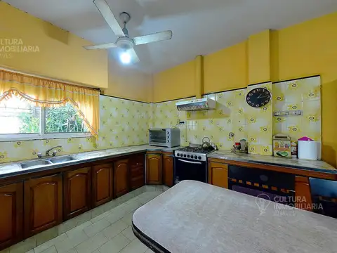 Casa 6 ambientes con 2 baños