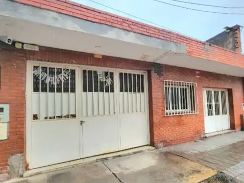 VENTA DE CASA A REFACCIONAR BARRIO  PIEDRABUENA