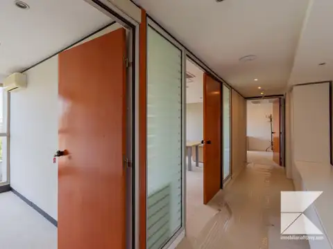 Oficina 7 ambientes con 4 baños