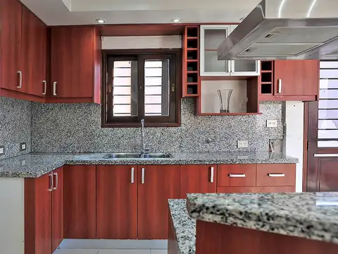 Casa en Alquiler con 1 cochera