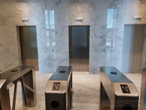 Oficina en Alquiler con 4 cocheras