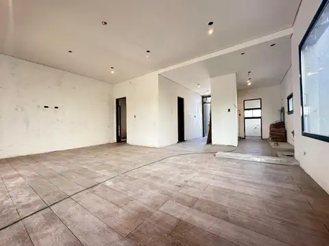 Casa en Venta con 3 cocheras