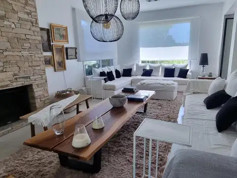 Casa 5 ambientes con 4 baños