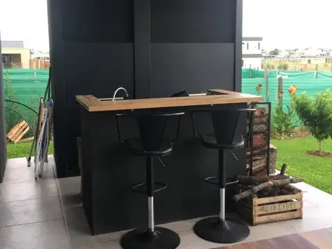 HERMOSA CASA CON PIILETA EN SANTA ELISA PILAR DEL ESTE