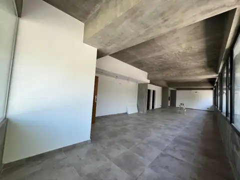Oficina a estrenar en venta. Cocina y baños. 140m2 en una planta.