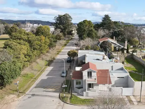 VENTA CASA RECICLADA DE 3 DORM TANDIL