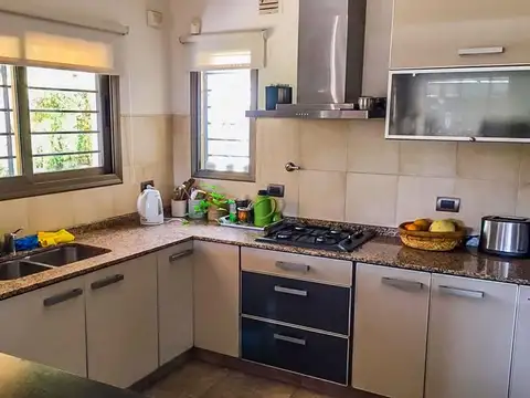 VENTA. Casa 3 dormitorios. Av. Puesta del Sol