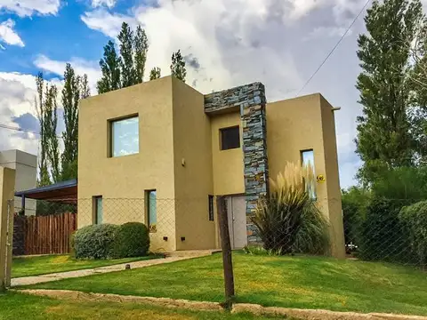 VENTA. Casa 3 dormitorios. Av. Puesta del Sol