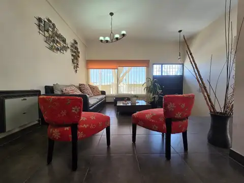 Casa 6 ambientes con 2 baños