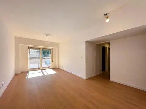 Departamento de 3 dormitorios con cocina separada, patio y cochera en Abasto