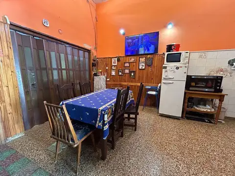 VENTA CASA 3 DORMITORIOS -COCHERA-PATIO. B. MATHEU