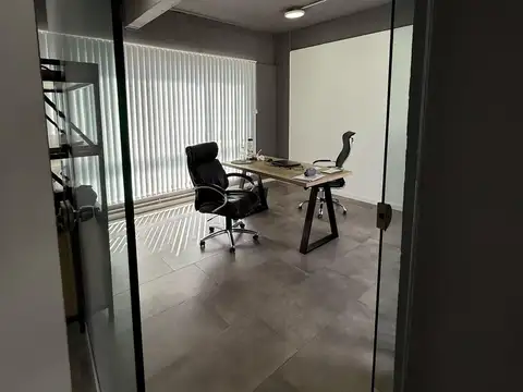 Oficina en La Lucila - Luminosa con local gastronomico abajo