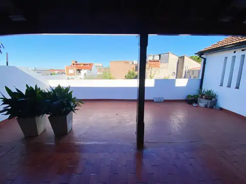 Propiedad en planta alta en alquiler!