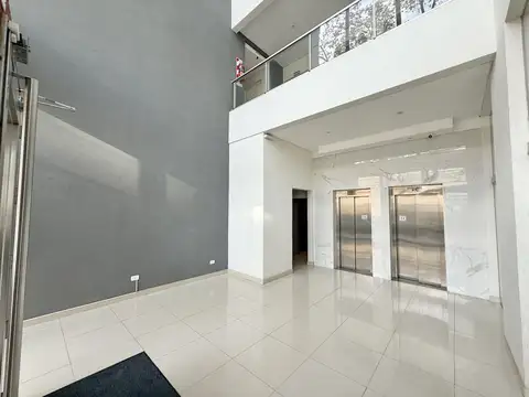 Oficina en Alquiler. De 2 ambientes. Con cocina y baño. Torre Italia. Pleno Centro Campana