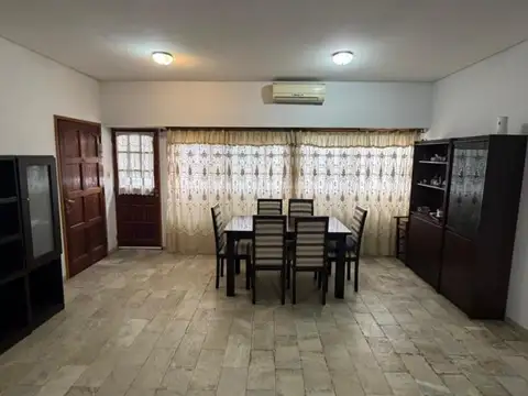 CASA MODERNA DE 5 AMBIENTES CON GARAJE 3 AUTOS FONDO LIBRE