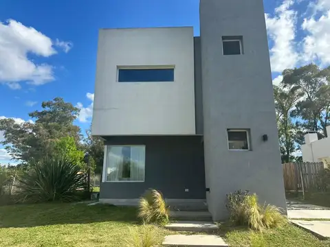 Venta Casa 5 ambientes en Barrio Santa Elena, Pilar del Este