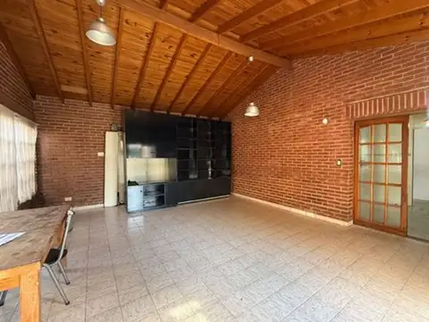 Casa 4 ambientes con 2 baños