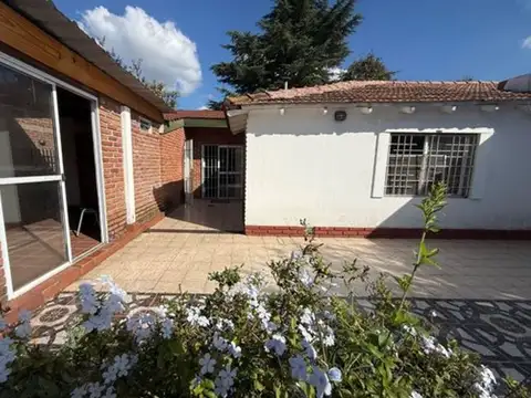 Casa en Alquiler con 2 cocheras