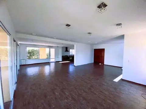 Casa 6 ambientes con 2 baños