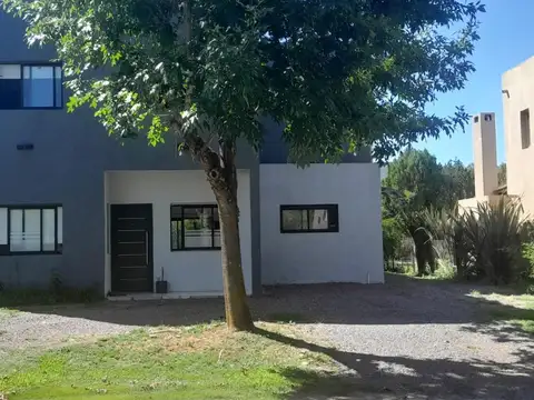 Casa de 4 ambientes en dos plantas en La Cañada