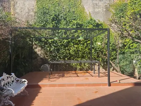 PH al frente de 4 ambientes, ubicado en planta baja al frente con cochera y jardín. La Paternal, Cap