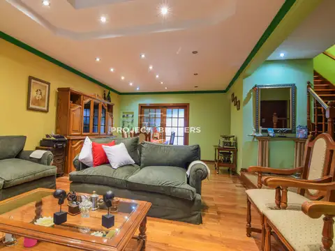 Casa en Venta con 2 cocheras