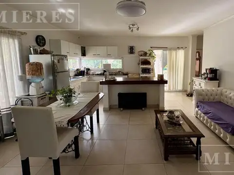 Casa 4 ambientes con 2 baños