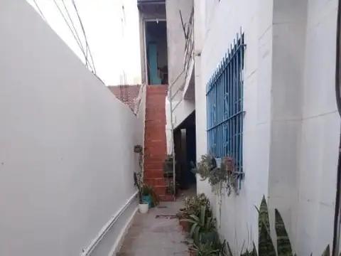 Casa Multifamiliar en venta - 6 Dormitorios 4 Baños - 209Mts2 - Merlo