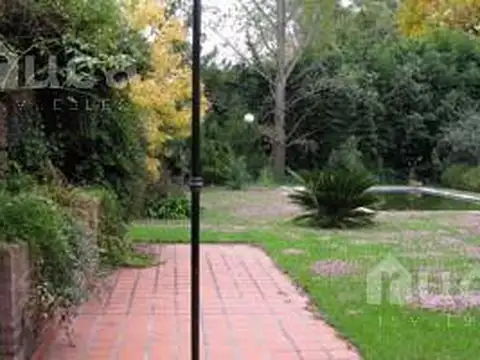 VENTA | CASA Luminosa con gran Jardin y Pileta | Tronador al 300 Barrio Altavista