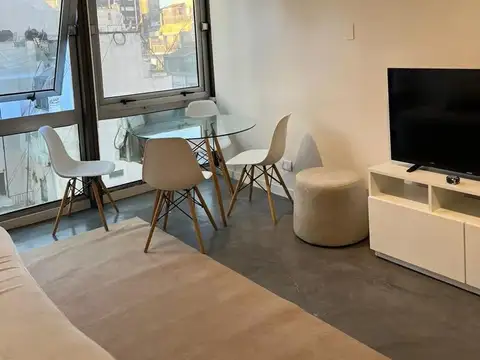 Esmerlada 750 y Av. Cordoba. Contrafrente con vista a pulmón.