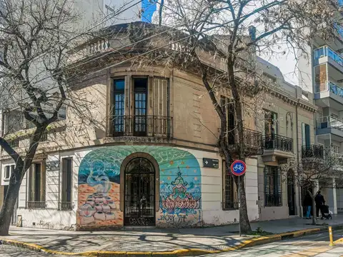 Casa de estilo en esquina, a reciclar! Dos terrazas con quincho y cochera