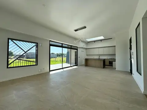 VENTA - Casa de dos dormitorios, galería y parrillero - Alvear, Rosario.