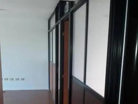 Oficina en piso exclusivo equipada y con renta activa.