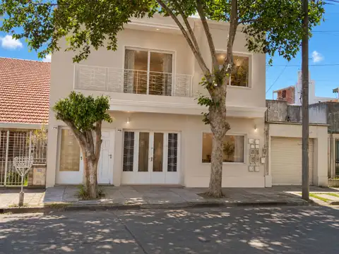 PH en venta de 3 ambientes con patio en Bernal
