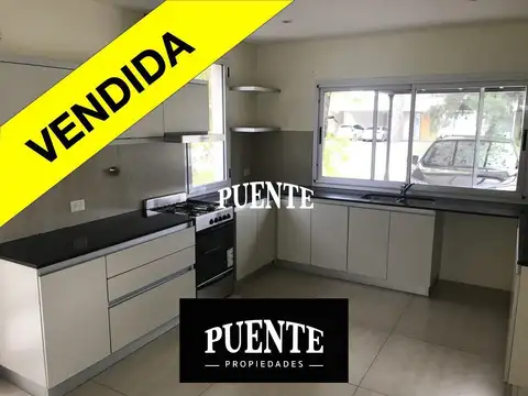 Casa 3 dorm   escritorio ó 4º dorm   altillo   pileta clim. en  Saint Thomas Este