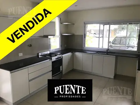 Casa 3 dorm   escritorio ó 4º dorm   altillo   pileta clim. en  Saint Thomas Este