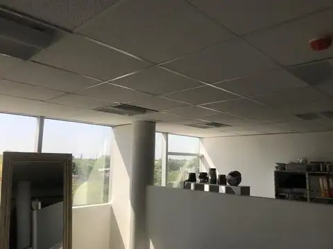 Lencke Vende - Excelente oficina c/4 cocheras, se recibe bien en parte de pago