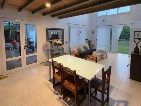 Casa 4 ambientes con 2 baños