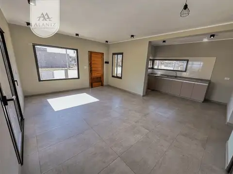 Casa 4 ambientes con 1 baño