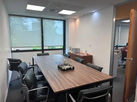Oficina de categoría con excelente acceso y  8 cocheras