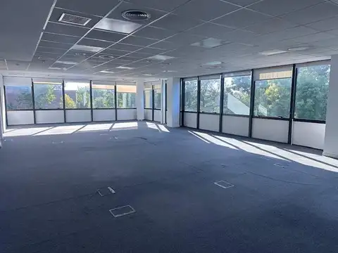 Oficina en Alquiler con 8 cocheras