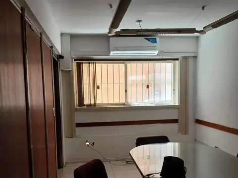 OFICINA EN EXCELENTE UBICACION URUGUAY AL 200 