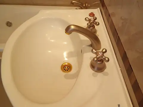 DUEÑO VENDE  PISO UNICO TIPO CASA 3 AMB AMPLIOS ENTRADA INDEPENDIENTE  SIN EXPENSAS EXCELENTE UBICACION..