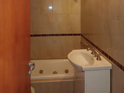 DUEÑO VENDE  PISO UNICO TIPO CASA 3 AMB AMPLIOS ENTRADA INDEPENDIENTE  SIN EXPENSAS EXCELENTE UBICACION..