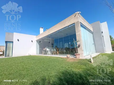 MODERNA CASA AL GOLF CON ESPEJO DE AGUA