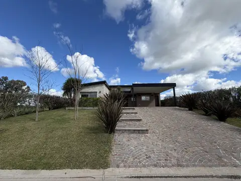 Casa 5 ambientes con 2 baños