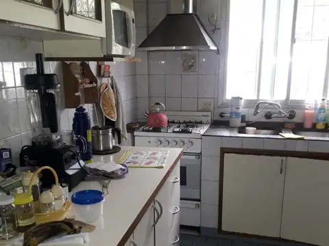Casa 7 ambientes con 2 baños
