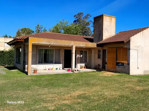 VENTA-CASA C/PARQUE 1600 M2 Y PILETA-CHASCOMUS