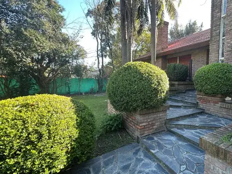 Casa en Venta con 3 cocheras